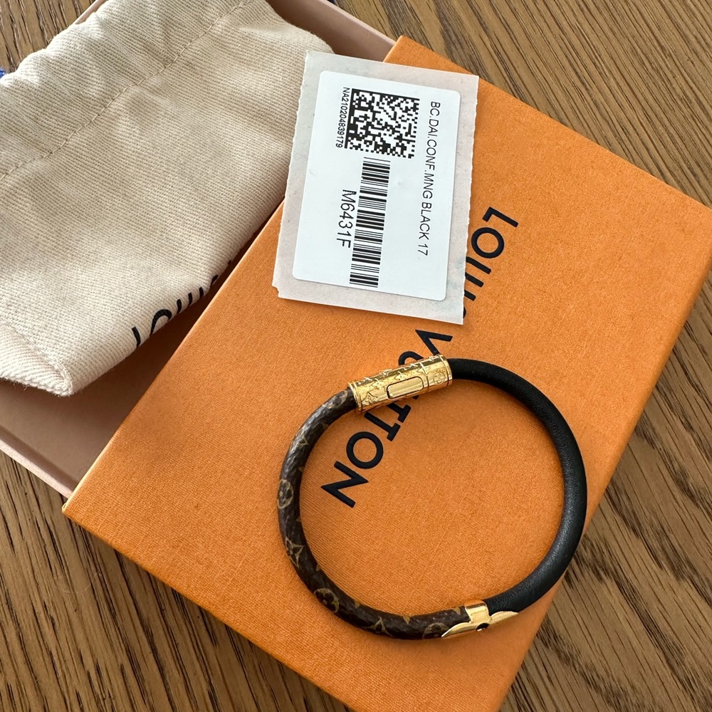 Louis Vuitton daily confidential bracelet / half monogram and half black size 17